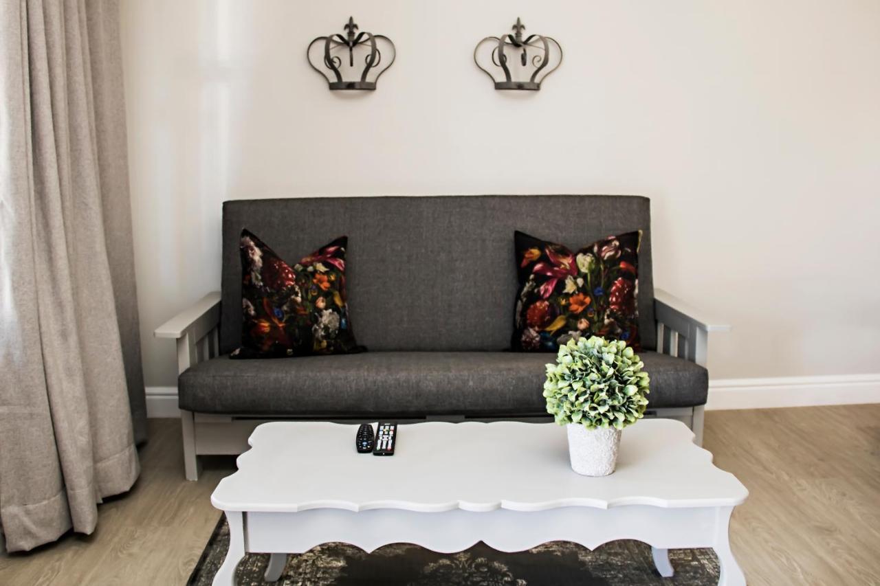 French Karoo Guesthouse Beaufort West Dış mekan fotoğraf